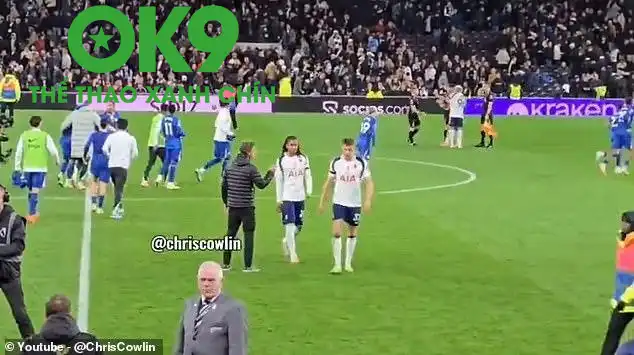 Thomas Frank bị Spence và Van de Ven phớt lờ sau trận đấu (Ảnh: Chris Cowlin).