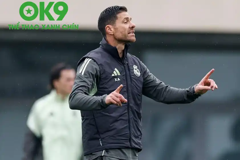 HLV Xabi Alonso thấu hiểu quyết định của Mbappe khi nhường penalty cho Vinicius (Ảnh: CLB)